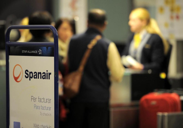 La empresa Spanair confirmó este viernes el cese de sus vuelos, que fueron cancelados esa misma noche en los principales aeropuertos de España.