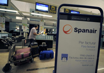 La empresa Spanair confirmó este viernes el cese de sus vuelos, que fueron cancelados esa misma noche en los principales aeropuertos de España.