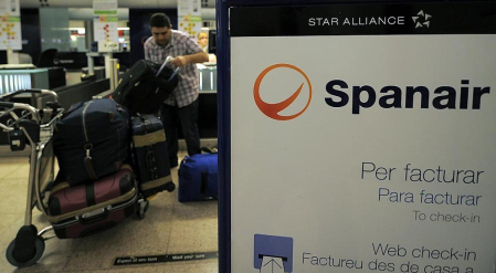 La empresa Spanair confirmó este viernes el cese de sus vuelos, que fueron cancelados esa misma noche en los principales aeropuertos de España.