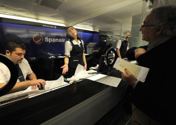 La empresa Spanair confirmó este viernes el cese de sus vuelos, que fueron cancelados esa misma noche en los principales aeropuertos de España.