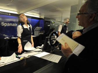 La empresa Spanair confirmó este viernes el cese de sus vuelos, que fueron cancelados esa misma noche en los principales aeropuertos de España.
