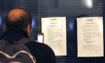 La empresa Spanair confirmó este viernes el cese de sus vuelos, que fueron cancelados esa misma noche en los principales aeropuertos de España.