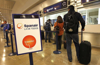 La empresa Spanair confirmó este viernes el cese de sus vuelos, que fueron cancelados esa misma noche en los principales aeropuertos de España.