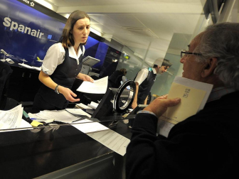 La empresa Spanair confirmó este viernes el cese de sus vuelos, que fueron cancelados esa misma noche en los principales aeropuertos de España.