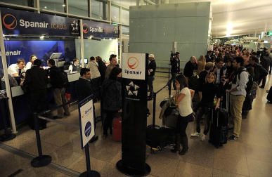 La empresa Spanair confirmó este viernes el cese de sus vuelos, que fueron cancelados esa misma noche en los principales aeropuertos de España.