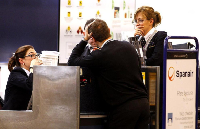 La empresa Spanair confirmó este viernes el cese de sus vuelos, que fueron cancelados esa misma noche en los principales aeropuertos de España.