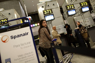 La empresa Spanair confirmó este viernes el cese de sus vuelos, que fueron cancelados esa misma noche en los principales aeropuertos de España.