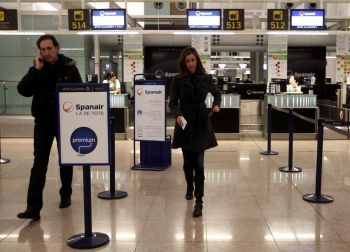 La empresa Spanair confirmó este viernes el cese de sus vuelos, que fueron cancelados esa misma noche en los principales aeropuertos de España.