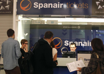 La empresa Spanair confirmó este viernes el cese de sus vuelos, que fueron cancelados esa misma noche en los principales aeropuertos de España.