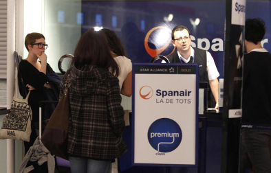 La empresa Spanair confirmó este viernes el cese de sus vuelos, que fueron cancelados esa misma noche en los principales aeropuertos de España.