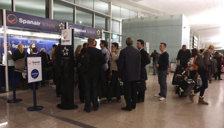 La empresa Spanair confirmó este viernes el cese de sus vuelos, que fueron cancelados esa misma noche en los principales aeropuertos de España.