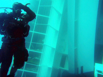 Varias personas han muerto y otras han resultado heridas, mientras continúan las labores de rescate de los pasajeros del crucero Costa Concordia, que encalló la noche del viernes en la isla italiana de Giglio.