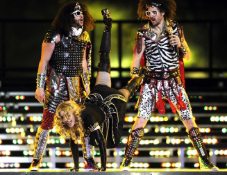 La Reina del Pop aprovechó uno de los eventos deportivos más vistos en la televisdión estadounidense para rememorar su carrera musical con una presentación en la que interpretó sus éxitos, desde el clásico "Like a Prayer" hasta el más reciente "Give me all your loving".