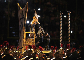 La Reina del Pop aprovechó uno de los eventos deportivos más vistos en la televisdión estadounidense para rememorar su carrera musical con una presentación en la que interpretó sus éxitos, desde el clásico "Like a Prayer" hasta el más reciente "Give me all your loving".