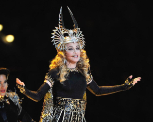 La Reina del Pop aprovechó uno de los eventos deportivos más vistos en la televisdión estadounidense para rememorar su carrera musical con una presentación en la que interpretó sus éxitos, desde el clásico "Like a Prayer" hasta el más reciente "Give me all your loving".