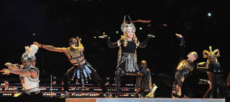 La Reina del Pop aprovechó uno de los eventos deportivos más vistos en la televisdión estadounidense para rememorar su carrera musical con una presentación en la que interpretó sus éxitos, desde el clásico "Like a Prayer" hasta el más reciente "Give me all your loving".