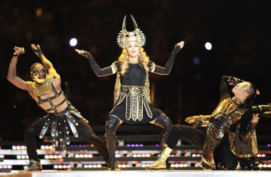 La Reina del Pop aprovechó uno de los eventos deportivos más vistos en la televisdión estadounidense para rememorar su carrera musical con una presentación en la que interpretó sus éxitos, desde el clásico "Like a Prayer" hasta el más reciente "Give me all your loving".