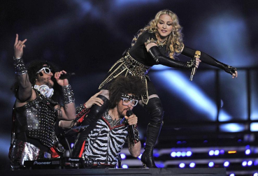 La Reina del Pop aprovechó uno de los eventos deportivos más vistos en la televisdión estadounidense para rememorar su carrera musical con una presentación en la que interpretó sus éxitos, desde el clásico "Like a Prayer" hasta el más reciente "Give me all your loving".