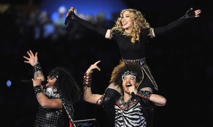 La Reina del Pop aprovechó uno de los eventos deportivos más vistos en la televisdión estadounidense para rememorar su carrera musical con una presentación en la que interpretó sus éxitos, desde el clásico "Like a Prayer" hasta el más reciente "Give me all your loving".