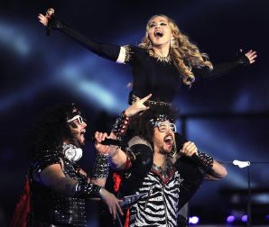 La Reina del Pop aprovechó uno de los eventos deportivos más vistos en la televisdión estadounidense para rememorar su carrera musical con una presentación en la que interpretó sus éxitos, desde el clásico "Like a Prayer" hasta el más reciente "Give me all your loving".