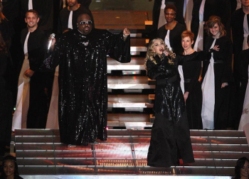 La Reina del Pop aprovechó uno de los eventos deportivos más vistos en la televisdión estadounidense para rememorar su carrera musical con una presentación en la que interpretó sus éxitos, desde el clásico "Like a Prayer" hasta el más reciente "Give me all your loving".