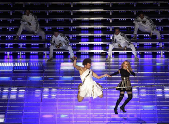 La Reina del Pop aprovechó uno de los eventos deportivos más vistos en la televisdión estadounidense para rememorar su carrera musical con una presentación en la que interpretó sus éxitos, desde el clásico "Like a Prayer" hasta el más reciente "Give me all your loving".