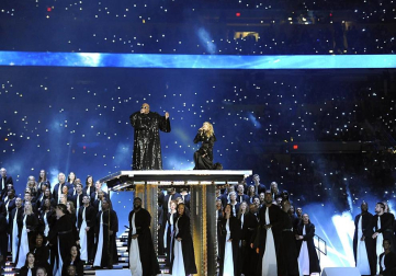La Reina del Pop aprovechó uno de los eventos deportivos más vistos en la televisdión estadounidense para rememorar su carrera musical con una presentación en la que interpretó sus éxitos, desde el clásico "Like a Prayer" hasta el más reciente "Give me all your loving".