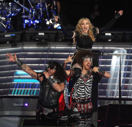 La Reina del Pop aprovechó uno de los eventos deportivos más vistos en la televisdión estadounidense para rememorar su carrera musical con una presentación en la que interpretó sus éxitos, desde el clásico "Like a Prayer" hasta el más reciente "Give me all your loving".