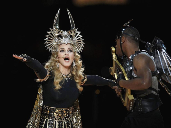 La Reina del Pop aprovechó uno de los eventos deportivos más vistos en la televisdión estadounidense para rememorar su carrera musical con una presentación en la que interpretó sus éxitos, desde el clásico "Like a Prayer" hasta el más reciente "Give me all your loving".