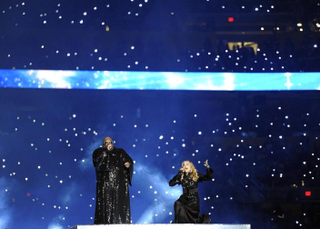 La Reina del Pop aprovechó uno de los eventos deportivos más vistos en la televisdión estadounidense para rememorar su carrera musical con una presentación en la que interpretó sus éxitos, desde el clásico "Like a Prayer" hasta el más reciente "Give me all your loving".
