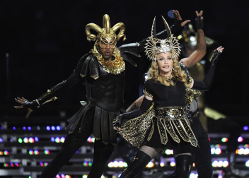La Reina del Pop aprovechó uno de los eventos deportivos más vistos en la televisdión estadounidense para rememorar su carrera musical con una presentación en la que interpretó sus éxitos, desde el clásico "Like a Prayer" hasta el más reciente "Give me all your loving".