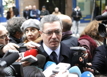 Numerosos políticos acuden a la capilla ardiente de Fraga