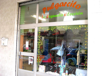 Desde que la crisis económica comenzó a azotar hace dos años, muchos ciudadanos han visto en la compra y venta de segunda mano una alternativa para proteger su bolsillo. Otros clientes llevan ya años concienciados en la reutilización y el reciclaje de artículos domésticos.