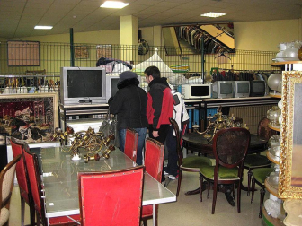 Desde que la crisis económica comenzó a azotar hace dos años, muchos ciudadanos han visto en la compra y venta de segunda mano una alternativa para proteger su bolsillo. Otros clientes llevan ya años concienciados en la reutilización y el reciclaje de artículos domésticos.