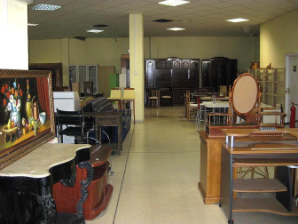 Desde que la crisis económica comenzó a azotar hace dos años, muchos ciudadanos han visto en la compra y venta de segunda mano una alternativa para proteger su bolsillo. Otros clientes llevan ya años concienciados en la reutilización y el reciclaje de artículos domésticos.