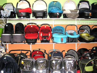 Desde que la crisis económica comenzó a azotar hace dos años, muchos ciudadanos han visto en la compra y venta de segunda mano una alternativa para proteger su bolsillo. Otros clientes llevan ya años concienciados en la reutilización y el reciclaje de artículos domésticos.