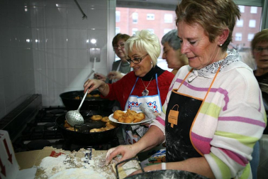 La fiesta de San Blas de Burlada tiene un sabor muy especial desde hace 20 años. La Asociación de Mujeres de Nuestro Pueblo de esta localidad cumplió el pasado 2 de febrero dos décadas elaborando las rosquillas de San Blas, que al día siguiente repartieron entre los vecinos, una vez bendecidas en la misa de ocho. El esfuerzo desinteresado de este grupo de mujeres ha estado acompañado este año de la ayuda del supermercado Simply, que ha donado todos los ingredientes. ¡Click! tuvo el privilegio de probar este dulce manjar recién salido de la sartén.