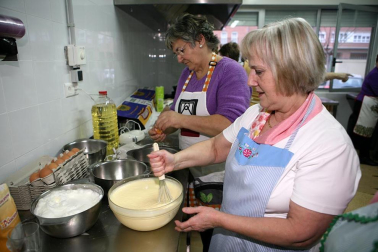 La fiesta de San Blas de Burlada tiene un sabor muy especial desde hace 20 años. La Asociación de Mujeres de Nuestro Pueblo de esta localidad cumplió el pasado 2 de febrero dos décadas elaborando las rosquillas de San Blas, que al día siguiente repartieron entre los vecinos, una vez bendecidas en la misa de ocho. El esfuerzo desinteresado de este grupo de mujeres ha estado acompañado este año de la ayuda del supermercado Simply, que ha donado todos los ingredientes. ¡Click! tuvo el privilegio de probar este dulce manjar recién salido de la sartén.