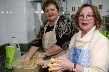 La fiesta de San Blas de Burlada tiene un sabor muy especial desde hace 20 años. La Asociación de Mujeres de Nuestro Pueblo de esta localidad cumplió el pasado 2 de febrero dos décadas elaborando las rosquillas de San Blas, que al día siguiente repartieron entre los vecinos, una vez bendecidas en la misa de ocho. El esfuerzo desinteresado de este grupo de mujeres ha estado acompañado este año de la ayuda del supermercado Simply, que ha donado todos los ingredientes. ¡Click! tuvo el privilegio de probar este dulce manjar recién salido de la sartén.
