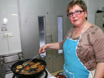 La fiesta de San Blas de Burlada tiene un sabor muy especial desde hace 20 años. La Asociación de Mujeres de Nuestro Pueblo de esta localidad cumplió el pasado 2 de febrero dos décadas elaborando las rosquillas de San Blas, que al día siguiente repartieron entre los vecinos, una vez bendecidas en la misa de ocho. El esfuerzo desinteresado de este grupo de mujeres ha estado acompañado este año de la ayuda del supermercado Simply, que ha donado todos los ingredientes. ¡Click! tuvo el privilegio de probar este dulce manjar recién salido de la sartén.