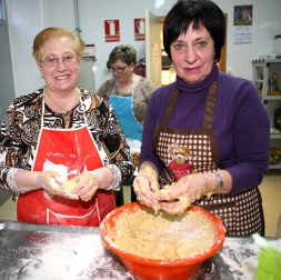 La fiesta de San Blas de Burlada tiene un sabor muy especial desde hace 20 años. La Asociación de Mujeres de Nuestro Pueblo de esta localidad cumplió el pasado 2 de febrero dos décadas elaborando las rosquillas de San Blas, que al día siguiente repartieron entre los vecinos, una vez bendecidas en la misa de ocho. El esfuerzo desinteresado de este grupo de mujeres ha estado acompañado este año de la ayuda del supermercado Simply, que ha donado todos los ingredientes. ¡Click! tuvo el privilegio de probar este dulce manjar recién salido de la sartén.