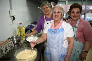 La fiesta de San Blas de Burlada tiene un sabor muy especial desde hace 20 años. La Asociación de Mujeres de Nuestro Pueblo de esta localidad cumplió el pasado 2 de febrero dos décadas elaborando las rosquillas de San Blas, que al día siguiente repartieron entre los vecinos, una vez bendecidas en la misa de ocho. El esfuerzo desinteresado de este grupo de mujeres ha estado acompañado este año de la ayuda del supermercado Simply, que ha donado todos los ingredientes. ¡Click! tuvo el privilegio de probar este dulce manjar recién salido de la sartén.