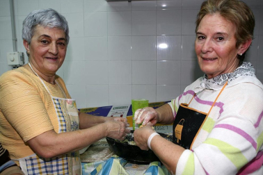La fiesta de San Blas de Burlada tiene un sabor muy especial desde hace 20 años. La Asociación de Mujeres de Nuestro Pueblo de esta localidad cumplió el pasado 2 de febrero dos décadas elaborando las rosquillas de San Blas, que al día siguiente repartieron entre los vecinos, una vez bendecidas en la misa de ocho. El esfuerzo desinteresado de este grupo de mujeres ha estado acompañado este año de la ayuda del supermercado Simply, que ha donado todos los ingredientes. ¡Click! tuvo el privilegio de probar este dulce manjar recién salido de la sartén.