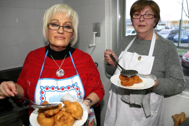 La fiesta de San Blas de Burlada tiene un sabor muy especial desde hace 20 años. La Asociación de Mujeres de Nuestro Pueblo de esta localidad cumplió el pasado 2 de febrero dos décadas elaborando las rosquillas de San Blas, que al día siguiente repartieron entre los vecinos, una vez bendecidas en la misa de ocho. El esfuerzo desinteresado de este grupo de mujeres ha estado acompañado este año de la ayuda del supermercado Simply, que ha donado todos los ingredientes. ¡Click! tuvo el privilegio de probar este dulce manjar recién salido de la sartén.