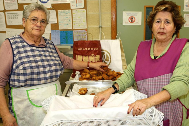 La fiesta de San Blas de Burlada tiene un sabor muy especial desde hace 20 años. La Asociación de Mujeres de Nuestro Pueblo de esta localidad cumplió el pasado 2 de febrero dos décadas elaborando las rosquillas de San Blas, que al día siguiente repartieron entre los vecinos, una vez bendecidas en la misa de ocho. El esfuerzo desinteresado de este grupo de mujeres ha estado acompañado este año de la ayuda del supermercado Simply, que ha donado todos los ingredientes. ¡Click! tuvo el privilegio de probar este dulce manjar recién salido de la sartén.