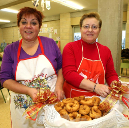 La fiesta de San Blas de Burlada tiene un sabor muy especial desde hace 20 años. La Asociación de Mujeres de Nuestro Pueblo de esta localidad cumplió el pasado 2 de febrero dos décadas elaborando las rosquillas de San Blas, que al día siguiente repartieron entre los vecinos, una vez bendecidas en la misa de ocho. El esfuerzo desinteresado de este grupo de mujeres ha estado acompañado este año de la ayuda del supermercado Simply, que ha donado todos los ingredientes. ¡Click! tuvo el privilegio de probar este dulce manjar recién salido de la sartén.