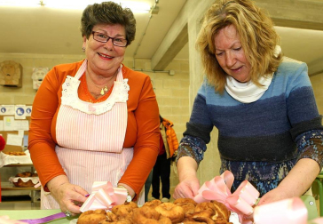 La fiesta de San Blas de Burlada tiene un sabor muy especial desde hace 20 años. La Asociación de Mujeres de Nuestro Pueblo de esta localidad cumplió el pasado 2 de febrero dos décadas elaborando las rosquillas de San Blas, que al día siguiente repartieron entre los vecinos, una vez bendecidas en la misa de ocho. El esfuerzo desinteresado de este grupo de mujeres ha estado acompañado este año de la ayuda del supermercado Simply, que ha donado todos los ingredientes. ¡Click! tuvo el privilegio de probar este dulce manjar recién salido de la sartén.