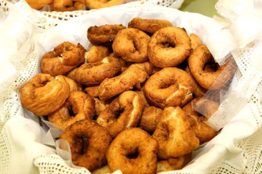 La fiesta de San Blas de Burlada tiene un sabor muy especial desde hace 20 años. La Asociación de Mujeres de Nuestro Pueblo de esta localidad cumplió el pasado 2 de febrero dos décadas elaborando las rosquillas de San Blas, que al día siguiente repartieron entre los vecinos, una vez bendecidas en la misa de ocho. El esfuerzo desinteresado de este grupo de mujeres ha estado acompañado este año de la ayuda del supermercado Simply, que ha donado todos los ingredientes. ¡Click! tuvo el privilegio de probar este dulce manjar recién salido de la sartén.