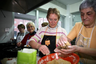 La fiesta de San Blas de Burlada tiene un sabor muy especial desde hace 20 años. La Asociación de Mujeres de Nuestro Pueblo de esta localidad cumplió el pasado 2 de febrero dos décadas elaborando las rosquillas de San Blas, que al día siguiente repartieron entre los vecinos, una vez bendecidas en la misa de ocho. El esfuerzo desinteresado de este grupo de mujeres ha estado acompañado este año de la ayuda del supermercado Simply, que ha donado todos los ingredientes. ¡Click! tuvo el privilegio de probar este dulce manjar recién salido de la sartén.