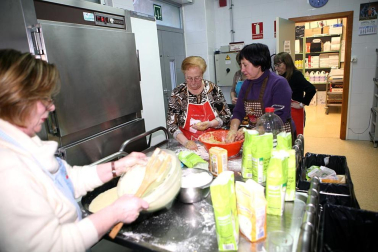 La fiesta de San Blas de Burlada tiene un sabor muy especial desde hace 20 años. La Asociación de Mujeres de Nuestro Pueblo de esta localidad cumplió el pasado 2 de febrero dos décadas elaborando las rosquillas de San Blas, que al día siguiente repartieron entre los vecinos, una vez bendecidas en la misa de ocho. El esfuerzo desinteresado de este grupo de mujeres ha estado acompañado este año de la ayuda del supermercado Simply, que ha donado todos los ingredientes. ¡Click! tuvo el privilegio de probar este dulce manjar recién salido de la sartén.